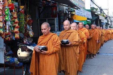 Khánh Hòa: Tăng Ni Giáo đoàn III trì bình khất thực hóa duyên với bá tánh tại địa phương