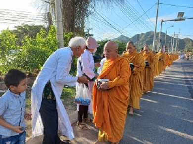 Khánh Hòa: Tăng Ni Giáo đoàn III khất thực hóa duyên tưởng niệm 69 năm Tổ sư Minh Đăng Quang vắng bóng