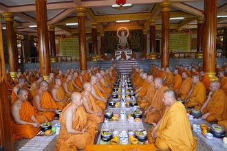Khóa tu truyền thống lần thứ 31: Chư hành giả tĩnh giác trì bình nhận thực phẩm thọ trai