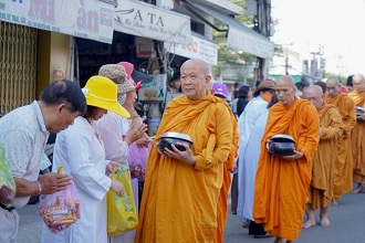 Khoá tu truyền thống Khất sĩ lần thứ 31: Quý hành giả dự khoá tu thực hiện nghi thức trì bình khất thực