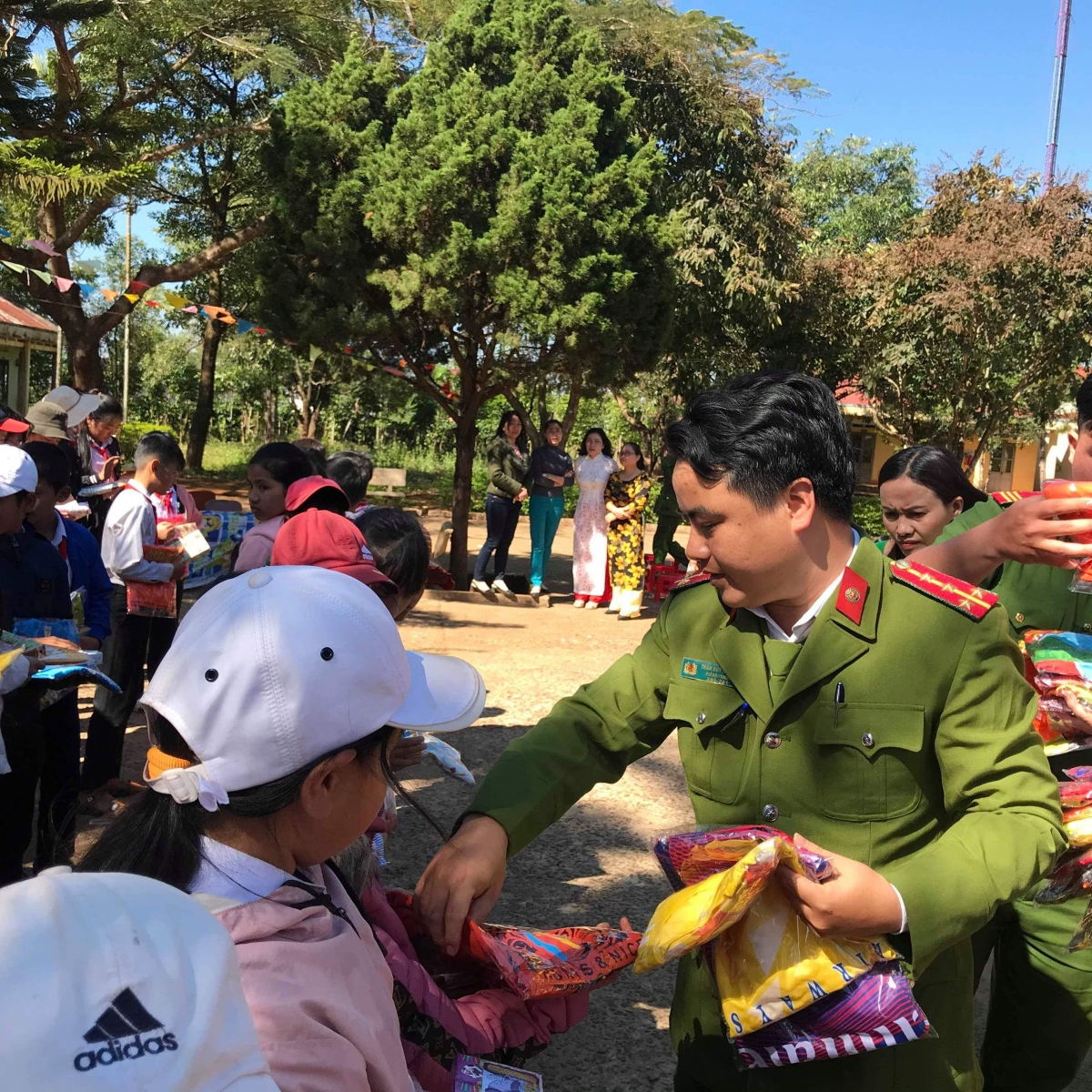 Ia Grai: Tổ chức tuyên truyền kỷ năng sống và phát quà cho học sinh  