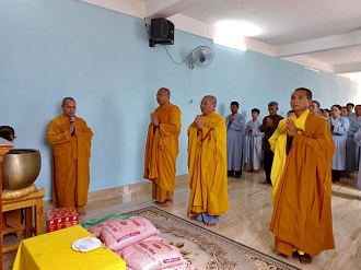 Đăk Nông: Chư Tôn đức BTS GHPGVN huyện Đắk Mil thăm và cúng dường trường hạ Ngọc Đạt