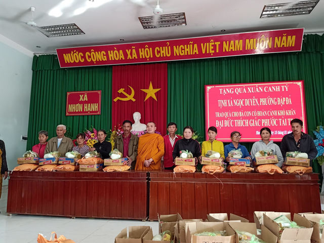 Tịnh xá Ngọc Duyên: Phát 700 phần quà “Gạo đỏ lửa” cho bà con nghèo ăn tết 