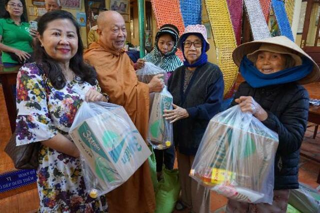 Tịnh xá Ngọc Phúc: Phát 500 phần quà 