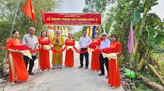 Chùa Thiên Thới: Tổ chức khánh thành cầu bê-tông và trao quà từ thiện đến bà con địa phương