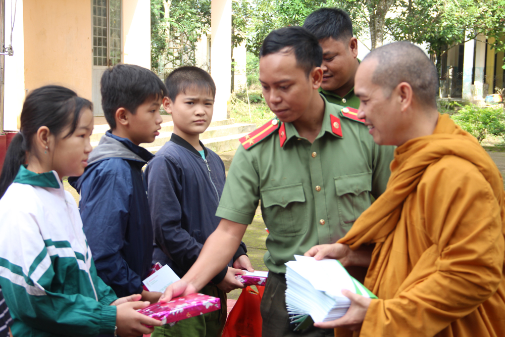 Đăk Nông: 100 suất học bổng Thành Đạt đến với các học sinh nghèo hiếu học