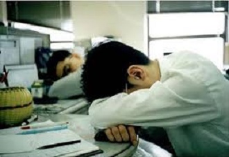 Ngủ trưa quá 30 phút, coi chừng 3 hậu quả đáng sợ và khó ngờ