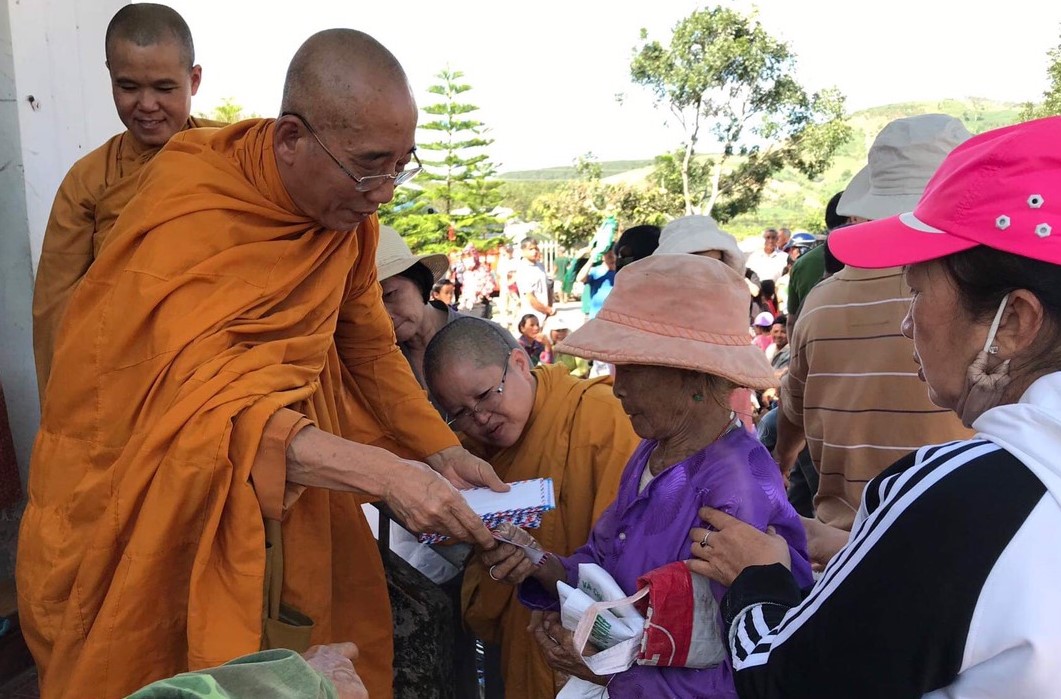 Kon Tum: Hệ phái Khất sĩ phát 1000 phần quà từ thiện