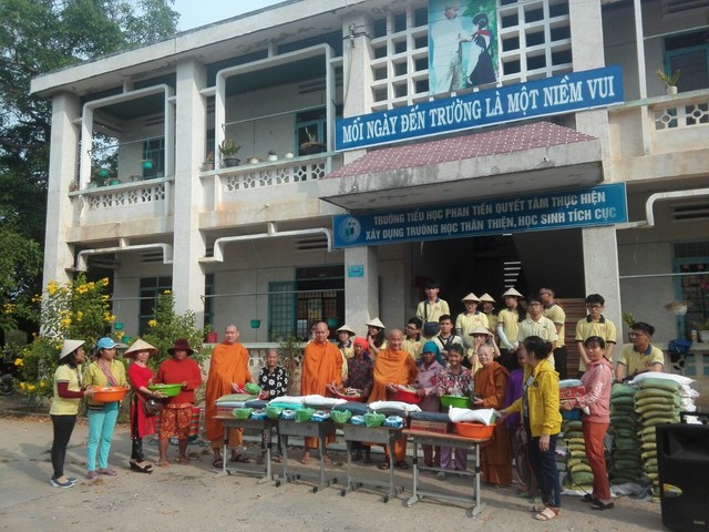 Lộc Uyển yêu thương trao 210 phần quà từ thiện tại Bình Thuận