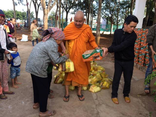 Tịnh xá Ngọc Hà: Phát 100 phần quà tết đến người nghèo