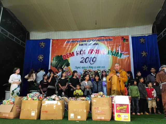 Tịnh xá Ngọc Lai: Phát 1200 phần quà trong đêm hội trăng rằm 2019