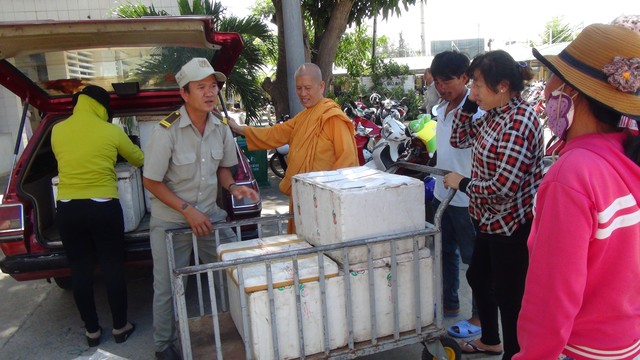 Tịnh xá Ngọc Lương: Phát thực phẩm chay và quà trung thu cho bệnh nhân nằm viện