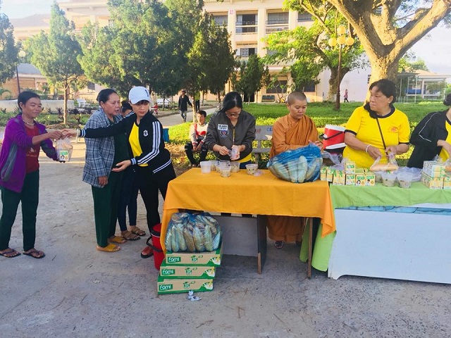 Tịnh xá Ngọc Trung: hàng nghin suất cháo đến với các bệnh nhân tại Gia Lai