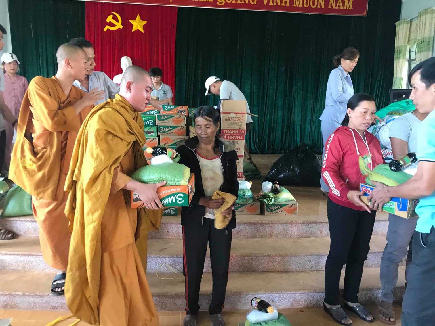 Tịnh xá Ngọc Lai: Phát 150 phần quà cho người nghèo tại xã Ia Hrung