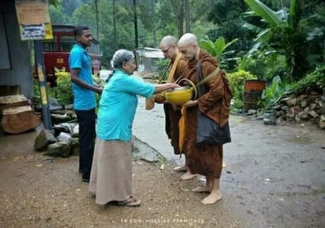 Hình ảnh ông sư Phương Tây với việc tu Pháp Phật