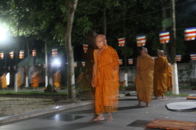 Khóa tu truyền thống 29: Những bước chân tỉnh lặng khi trời chưa sáng