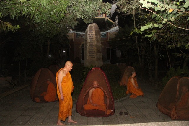 Khóa tu truyền thống 29: Các hành giả an nhiên thiền tọa trong bóng đêm