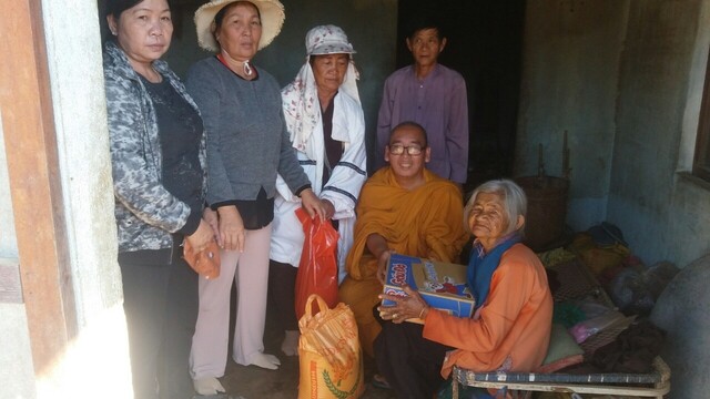 Bình Thuận: Phật học Vườn Tâm trao quà từ thiện đến bà con dân tộc