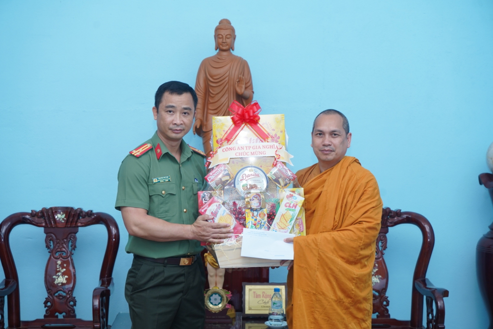 Công an Thành phố Gia Nghĩa đến Tịnh xá Ngọc Đạt thăm chúc mừng Đại lễ Phật đản PL. 2567