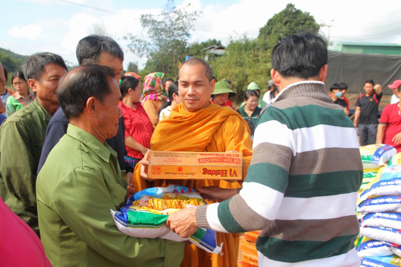 Đăk Nông: Tịnh xá Ngọc Đạt phát 200 phần quà “ Tết vì người nghèo ” tại xã Đăk R’măng.