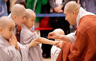 10 Lợi ích của người hay gieo duyên với chúng sinh