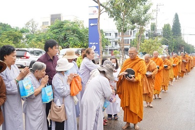 Kon Tum: Chư tôn đức Giáo đoàn III trì bình khất thực nhân lễ tưởng niệm cố HT. Giác Độ 