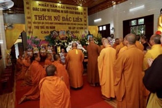 Chư Tôn đức GHPGVN tỉnh Gia Lai viếng Giác linh Ni trưởng Đắc Liên