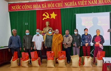 Tịnh xá Ngọc Đạt: Tặng 50 phần quà “Tết vì người nghèo” đến bà con khó khăn phường Nghĩa Phú
