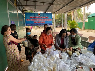 Bếp ăn Tịnh xá Ngọc Đạt: Hàng trăm suất ăn được trao đến các bệnh nhân và người nhà nuôi bệnh vào mỗi tuần