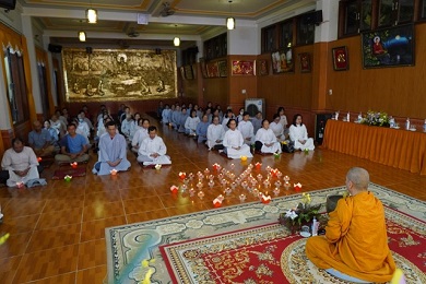 Kon Tum: Đêm hoa đăng ngồi thiền tưởng niệm cố HT. Giác Độ