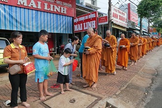 Gia Lai: Chư hành giả Khoá bồi dưỡng đạo hạnh khất thực hóa duyên nhân lễ Bế mạc Khoá tu