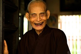 Lão nông tăng trong ngôi cổ tự