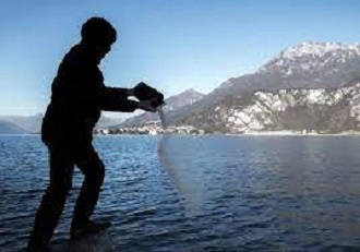 Sau khi chết, rải tro cốt xuống biển hoặc làm phân cho cây cỏ có lỗi gì không?