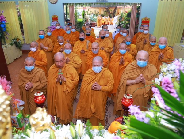 Chư Tôn đức Ban Thường trực Giáo phẩm Hệ phái viếng tang Ni trưởng Tràng Liên