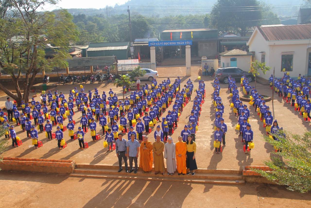 Đăk Nông: Tịnh xá Ngọc Đạt phát 510 phần quà kết thúc chương trình “ Áo Ấm Mùa Đông ” năm Canh Tý.