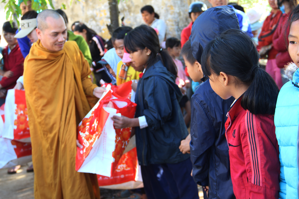 Đăk Plao: Tặng học bổng và quà mùa đông cho các cháu học sinh 