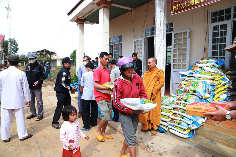 Đăk G’long: Tịnh xá Ngọc Đạt trao 250 phần quà đến bà con khó khăn