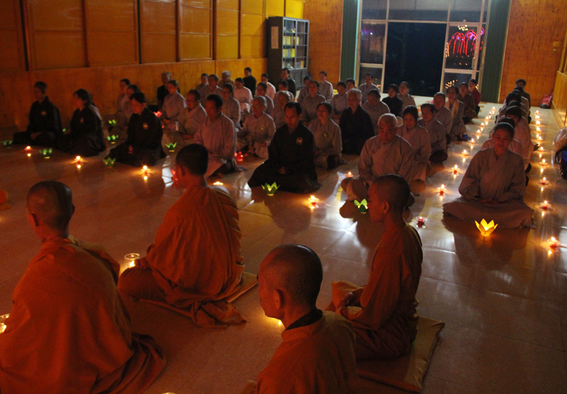 Tịnh xá Ngọc Đạt: Trang nghiêm đêm hoa đăng mừng vía Phật A Di Đà