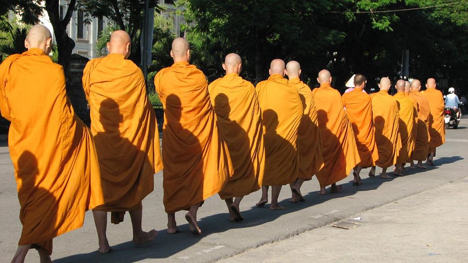 Sai 2 môn đồ đi xin dưa với 2 kết quả khác nhau, Đức Phật nói lý do khiến họ ngỡ ngàng