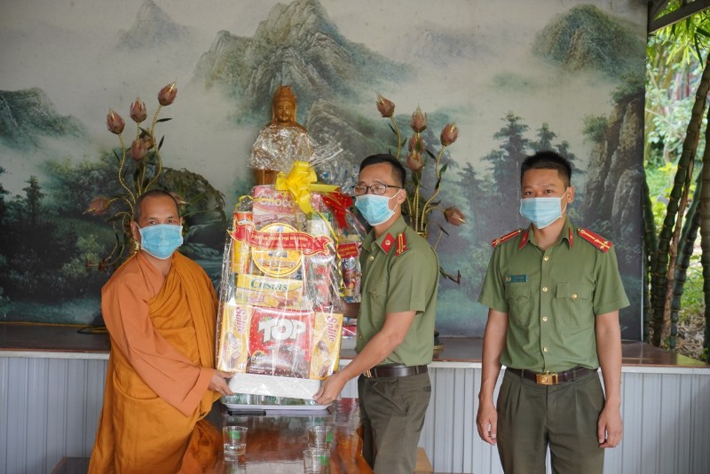 Công an TP. Gia Nghĩa chúc mừng Phật đản PL.2565 tịnh xá Ngọc Đạt