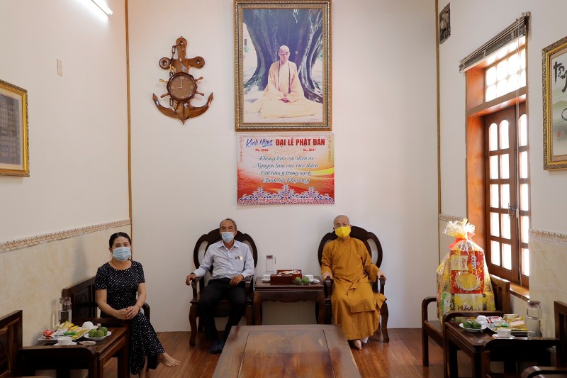Gia Nghĩa: UBMTTQVN tỉnh Đắk Nông và Lãnh đạo Công an TP. Gia Nghĩa chúc mừng Phật đản PL.2565 chùa Pháp Hoa