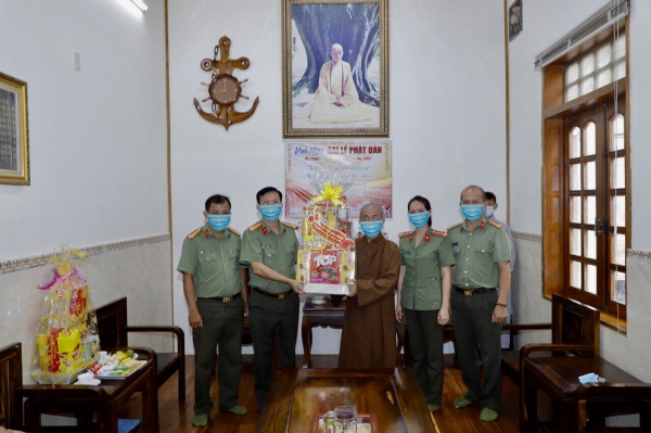 Gia Nghĩa: Công an tỉnh Đắk Nông đến thăm, chúc mừng Phật đản PL.2565 tại chùa Pháp Hoa