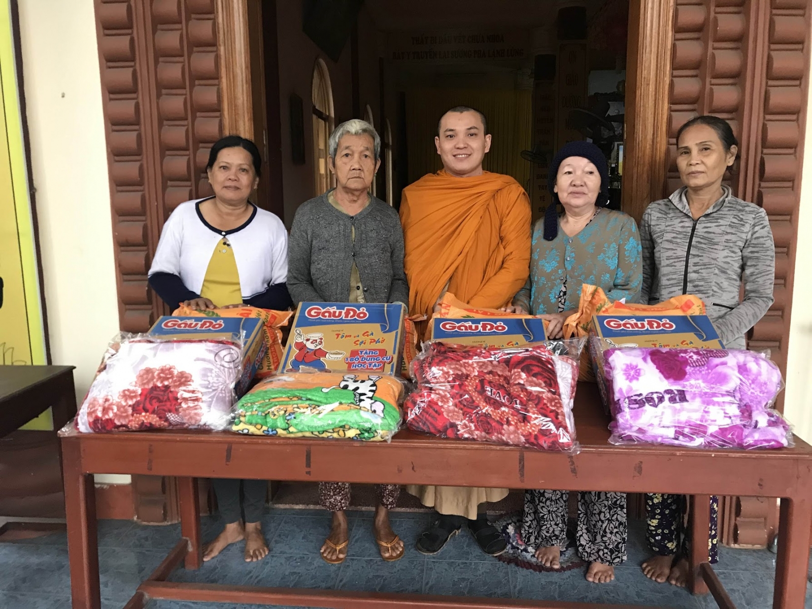Tịnh xá Ngọc Duyên phát gạo đỏ lửa xuân Kỷ Hợi
