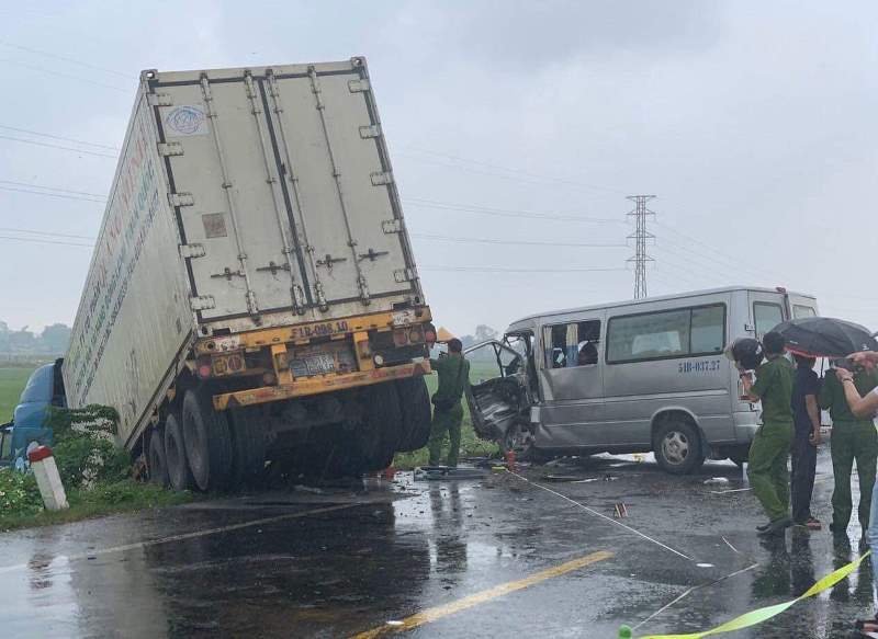 Quảng Ngãi: Ôtô 16 chỗ va chạm xe container, nhiều tu sĩ thương vong