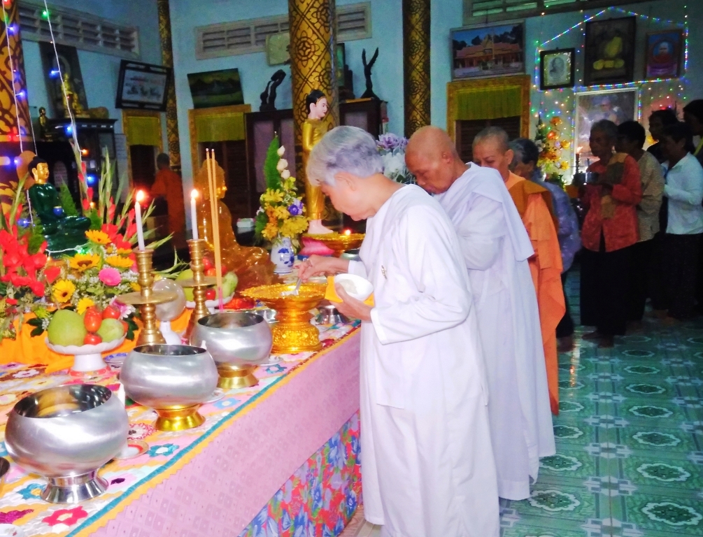Vĩnh Long:
Đồng bào Khmer H.Vũng Liêm đi chùa dâng cơm