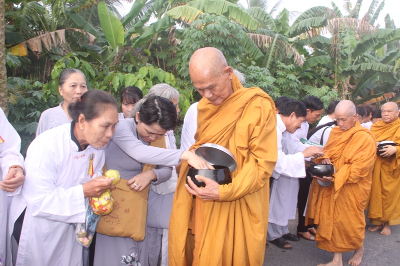 Vĩnh Long: Khất thực nhân dịp tưởng niệm Tổ sư Minh Đăng Quang