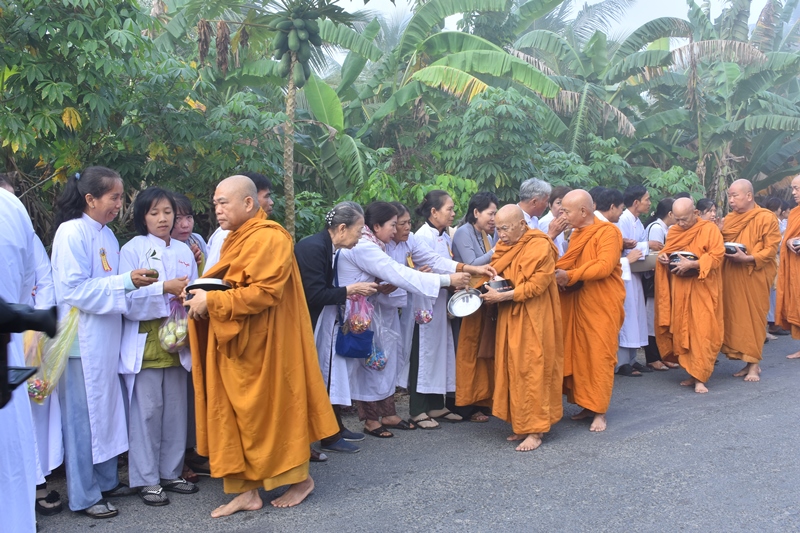 Vĩnh Long: Khất thực nhân dịp tưởng niệm Tổ sư Minh Đăng Quang