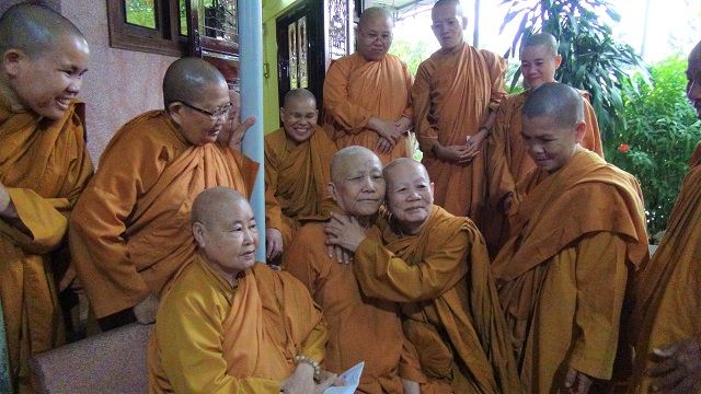 Chư Tôn đức Ni Giáo đoàn III thăm NT. Thông Liên bị bệnh