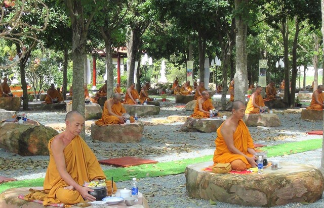 Khóa tu Khất sĩ lần thứ 30: Chư hành giả độ ngọ dưới gốc cây