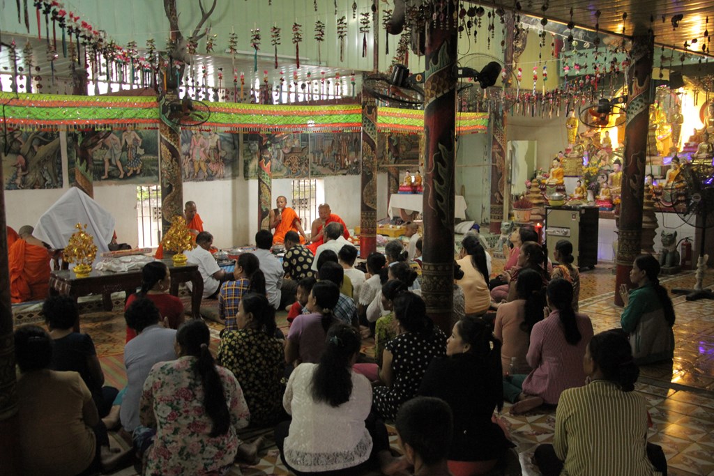 Sóc Trăng:
Đồng bào Khmer dâng cơm lên sư sãi mùa lễ Sene Đônta
